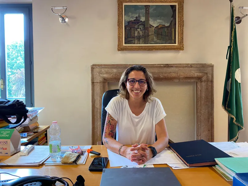 Sara Bettinelli al lavoro in Comune